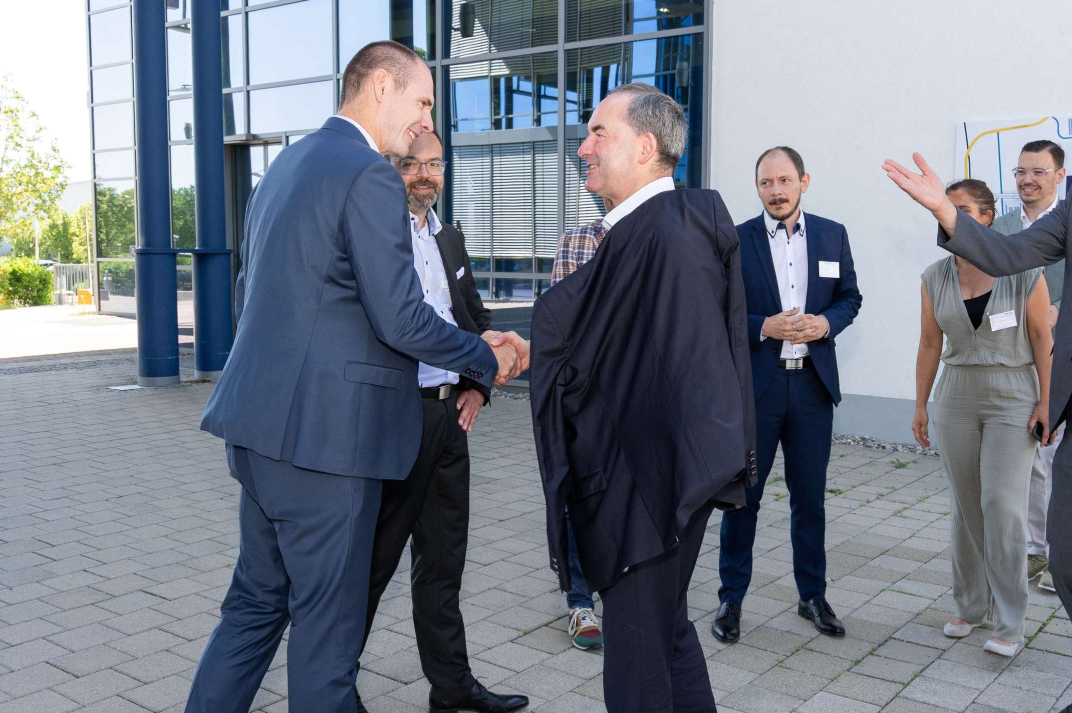 Prof. Dr. Frank Danzinger, Vizepräsident für Technologie und Forschung der THA, begrüßt StM Hubert Aiwanger. © Universität Augsburg Prof. Dr. Frank Danzinger, Vizepräsident für Technologie und Forschung der THA, begrüßt StM Hubert Aiwanger. © Universität Augsburg