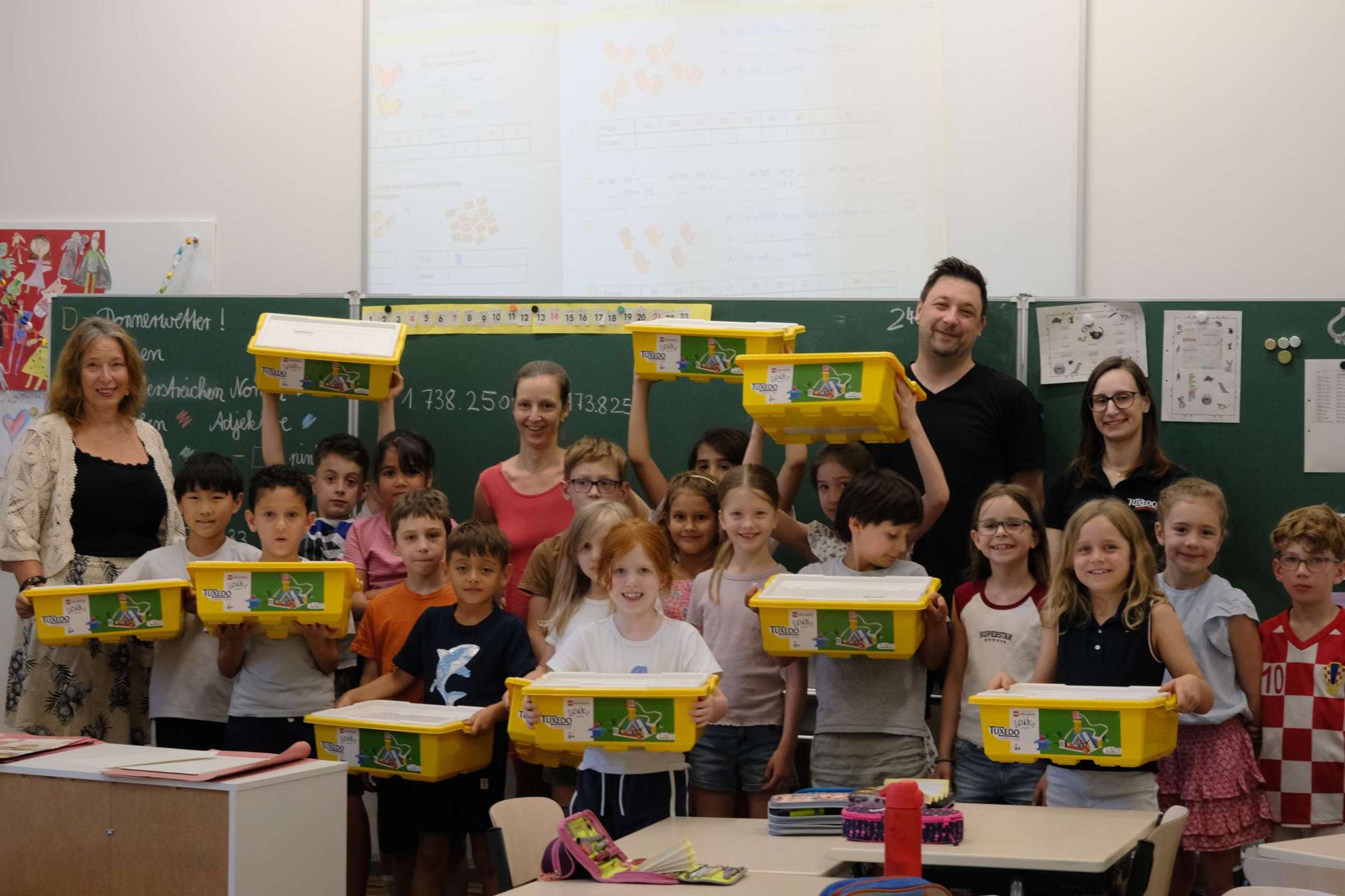 Rektorin Andrea Micklitz, Melina Buchschuster, Prof. Constantin Wanninger, Annika Litzel und die Schüler der Klasse 2 bgt der St. Anna Grundschule