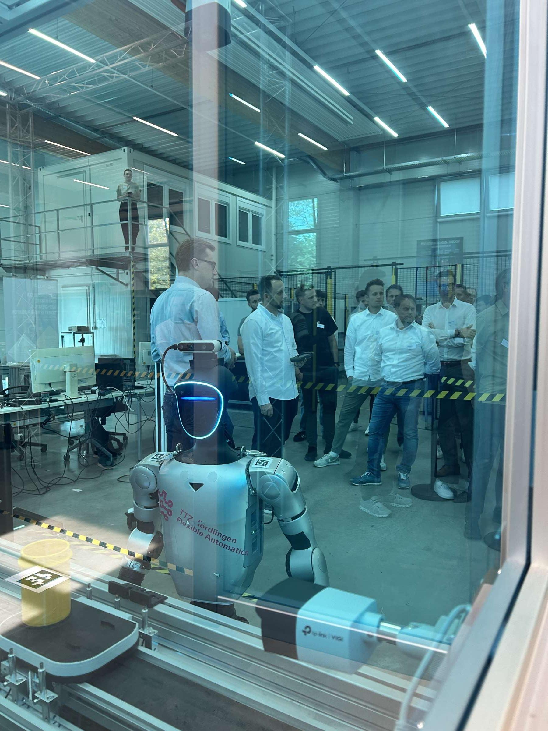 Live Demo mit dem humanoiden Roboter Live Demo mit dem humanoiden Roboter