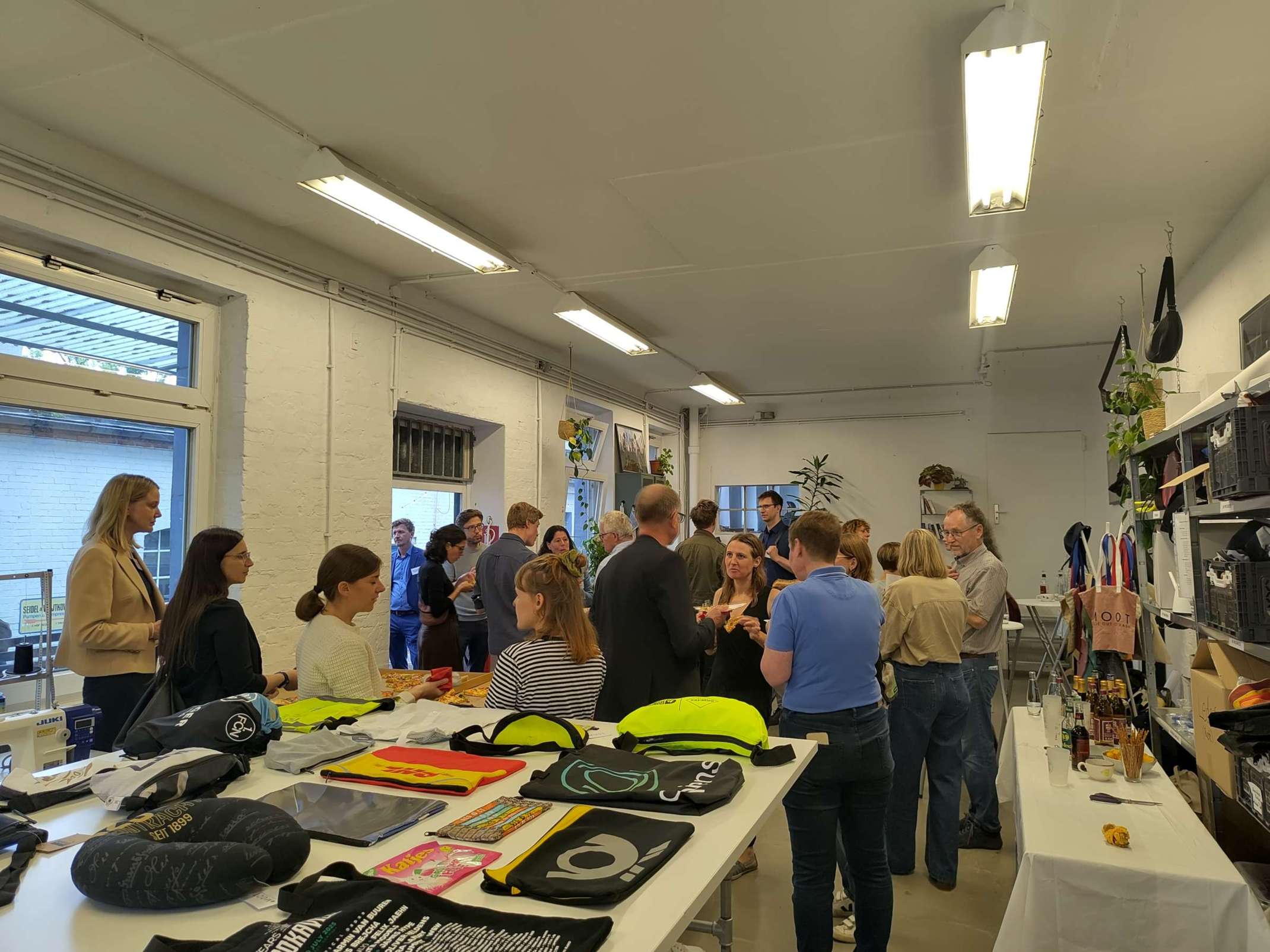 Beim Get-Together in den Räumen von MOOT Upcycling ergaben sich interessante Gespräche bei Pizza und Getränken. Beim Get-Together in den Räumen von MOOT Upcycling ergaben sich interessante Gespräche bei Pizza und Getränken.