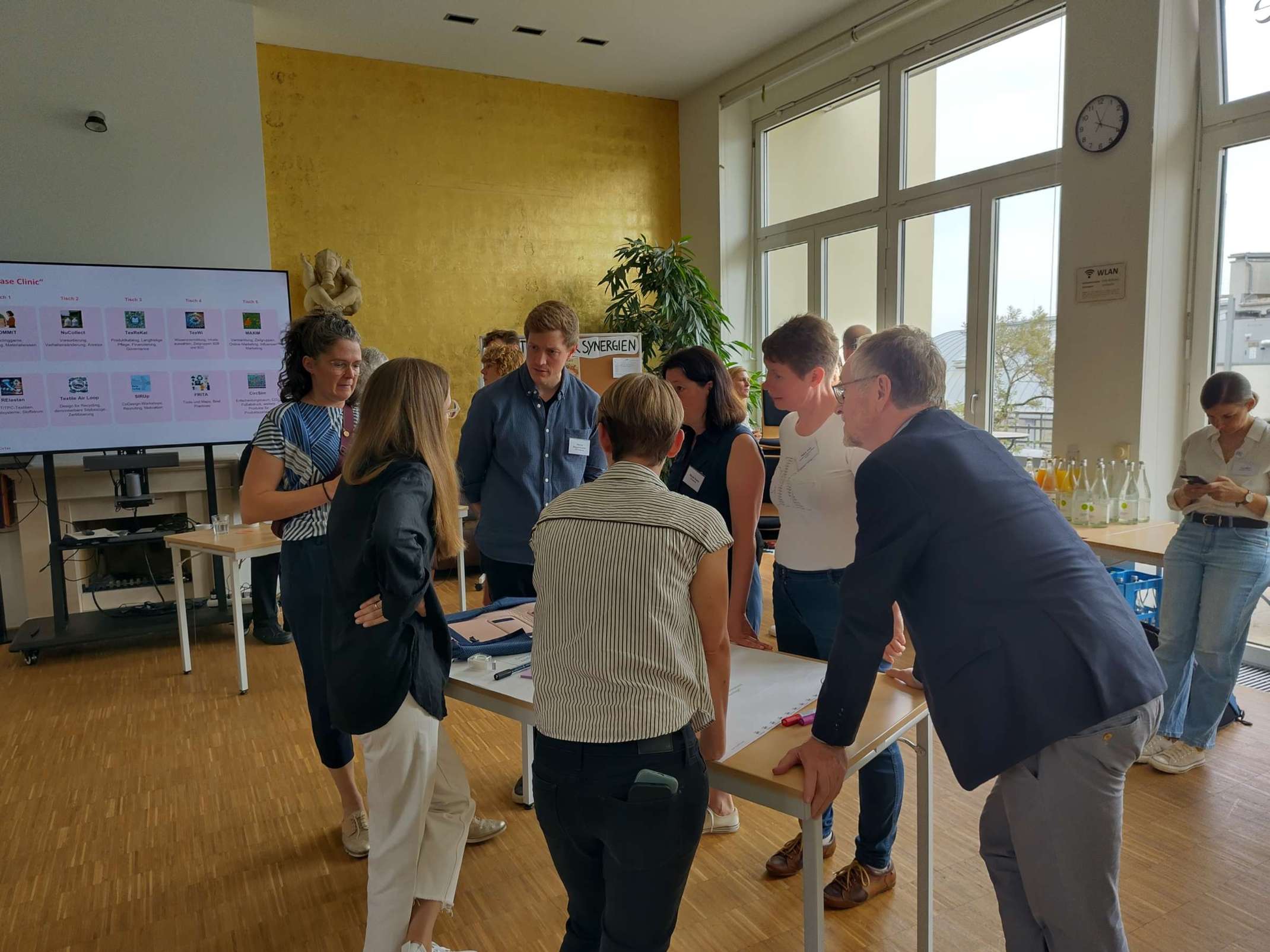 Im Rahmen des Workshops "Case Clinic" holten die Teams der Cir-Tex-Projekte Feedback und Input aus der Community ein. Im Rahmen des Workshops "Case Clinic" holten die Teams der Cir-Tex-Projekte Feedback und Input aus der Community ein.