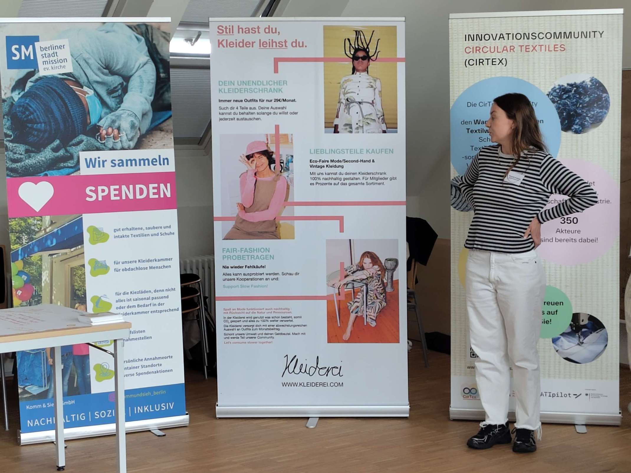 Am Nachmittag stellten Engagierte aus Berlin ihre Aktivitäten für eine nachhaltige textile Kreislaufwirtschaft vor. Im Bild: Hannah Frahsek vom Verleihservice "Kleiderei". Am Nachmittag stellten Engagierte aus Berlin ihre Aktivitäten für eine nachhaltige textile Kreislaufwirtschaft vor. Im Bild: Hannah Frahsek vom Verleihservice "Kleiderei".