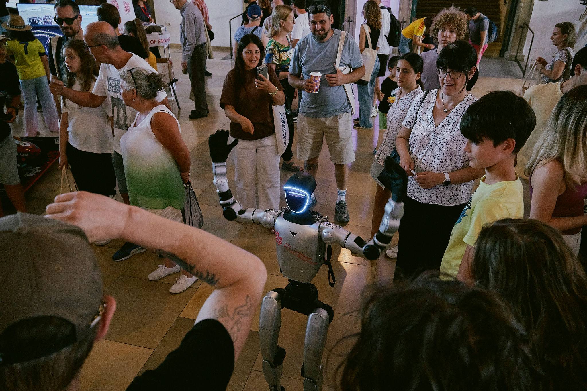 Humanoider Roboter tanzt Humanoider Roboter tanzt