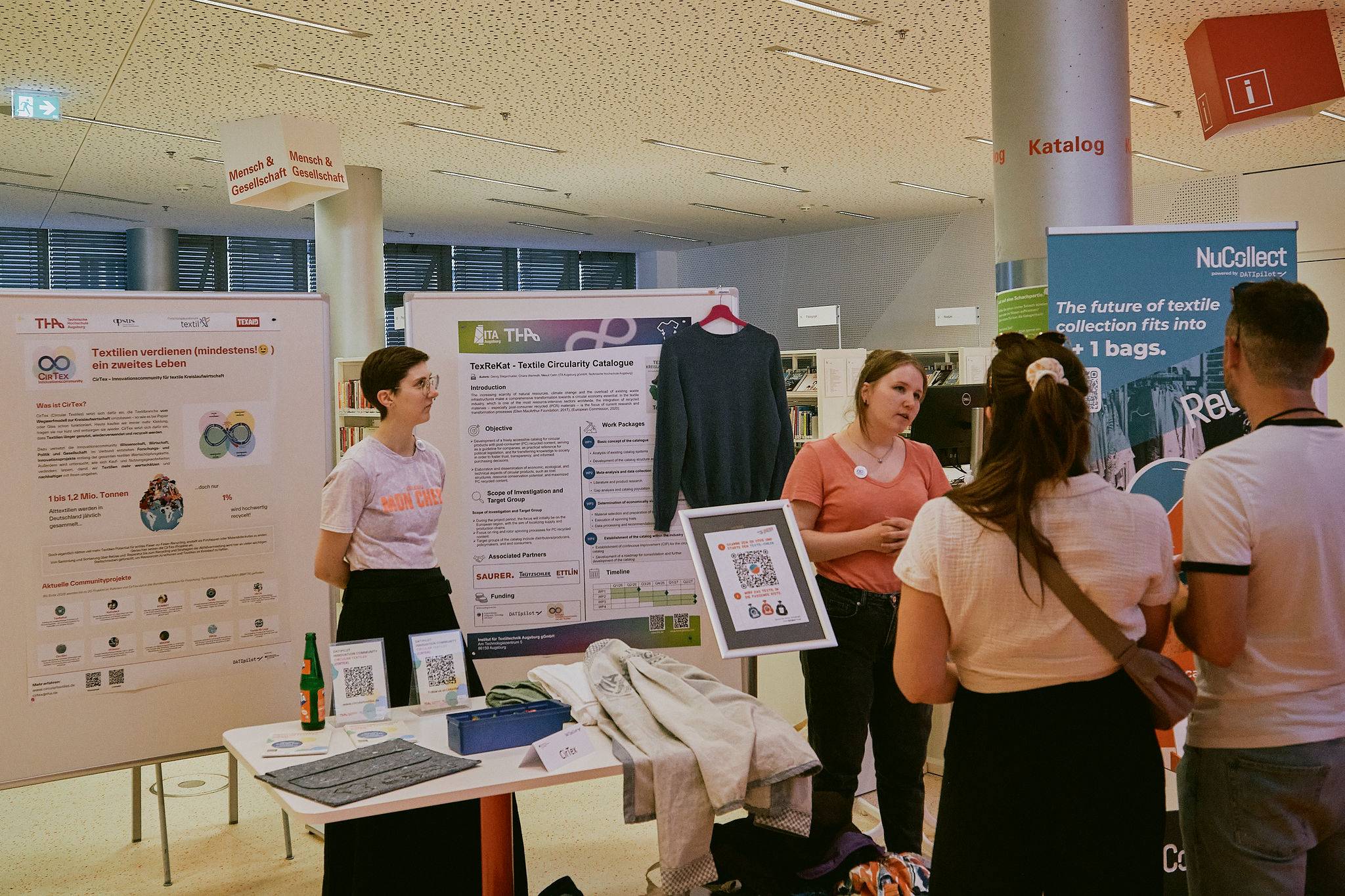 Rege Teilnahme am CirTex-Stand: Chiara Warmuth und Svenja Jahn (beide ITA Augsburg) im Austausch mit Besucherinnen und Besuchern der LNDW. Rege Teilnahme am CirTex-Stand: Chiara Warmuth und Svenja Jahn (beide ITA Augsburg) im Austausch mit Besucherinnen und Besuchern der LNDW.