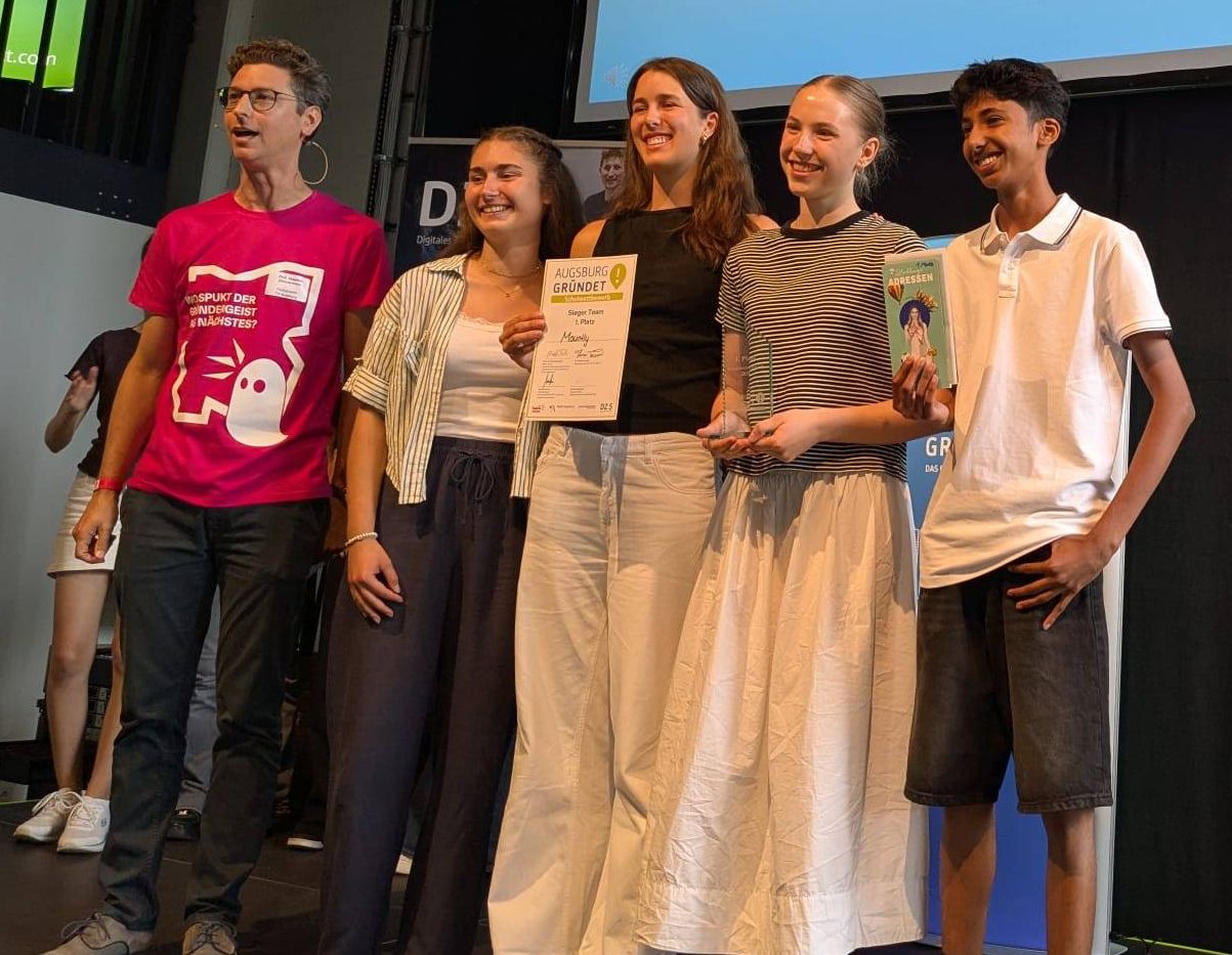 Team Mountly: Leonie Dehmel, (Linus Wagner), Clara Maucher, Helene Normeyer , Arnav Umesh Kachel - mit Prof. Dr. Stefan Zimmermann (THA)