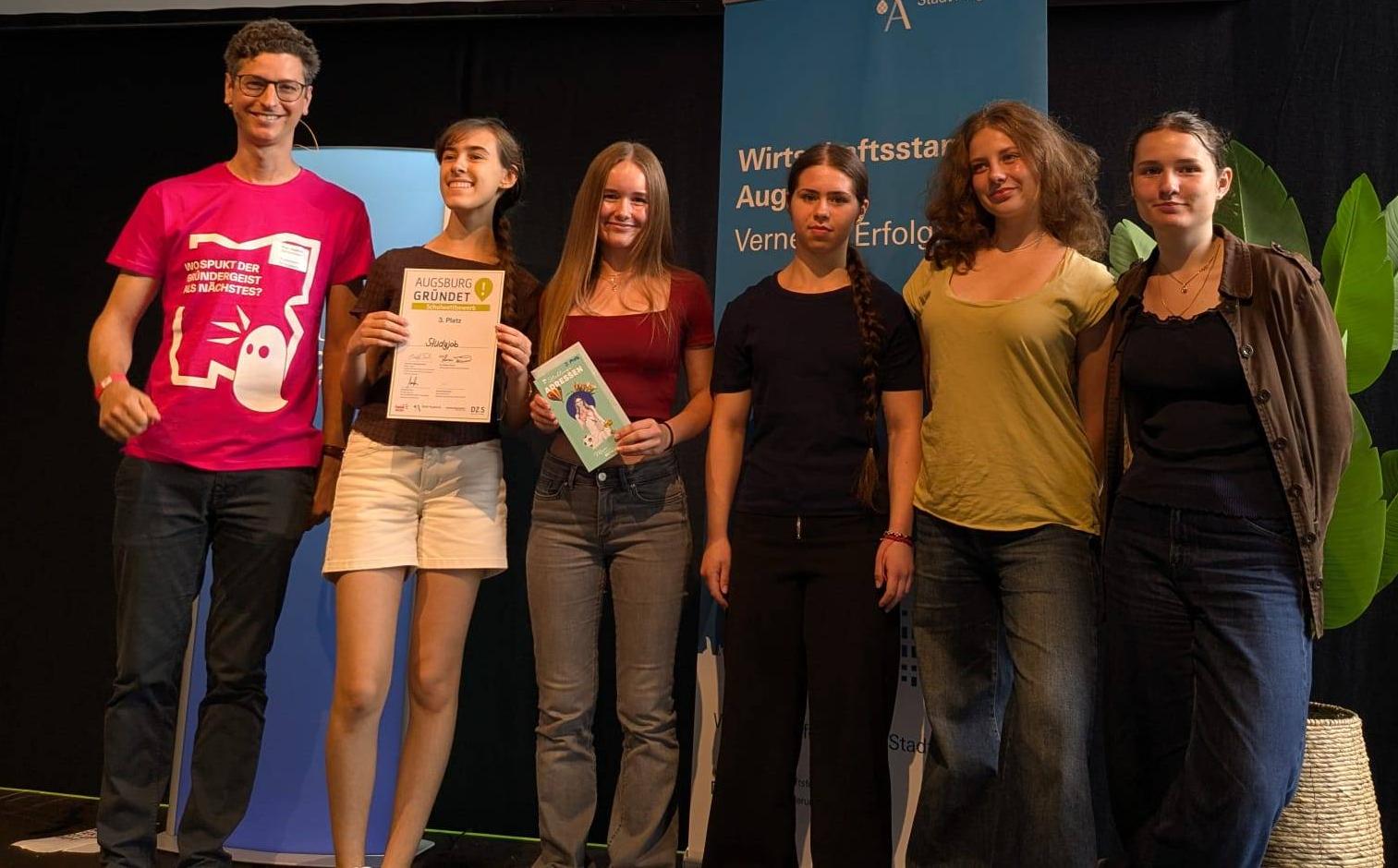 Team StudyJob: Cosima Froehlich, Darin Nouri, Annalena Schönherr, Catharina Winkelmann, Sofia Zakirov - mit Prof. Dr. Stefan Zimmermann (THA)