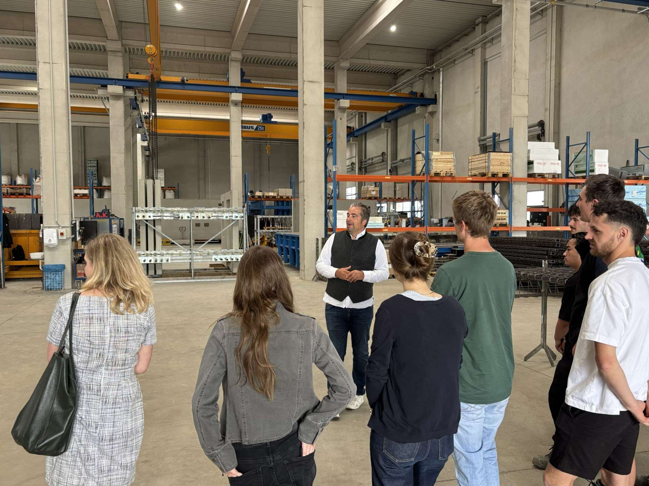 Studierende bei Führung Studierende bei Führung