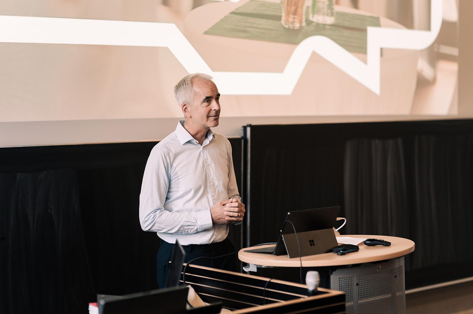 Prof. Clemens Espe bei der Begrüßung zur Absolventenfeier 2026 des berufsbegleitenden Studiengangs IT-Projekt- und Prozessmanagement. Prof. Clemens Espe bei der Begrüßung zur Absolventenfeier 2026 des berufsbegleitenden Studiengangs IT-Projekt- und Prozessmanagement.