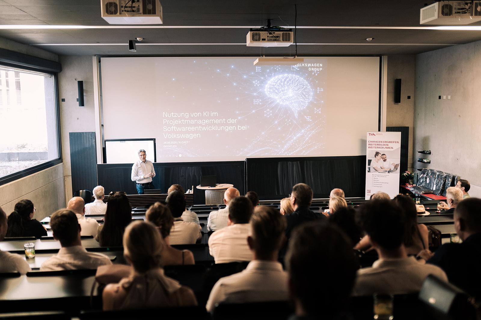Keynote-Speaker Dr. Ralf Rabätje bei der Absolventenfeier 2026 des berufsbegleitenden Studiengangs IT-Projekt- und Prozessmanagement Keynote-Speaker Dr. Ralf Rabätje bei der Absolventenfeier 2026 des berufsbegleitenden Studiengangs IT-Projekt- und Prozessmanagement