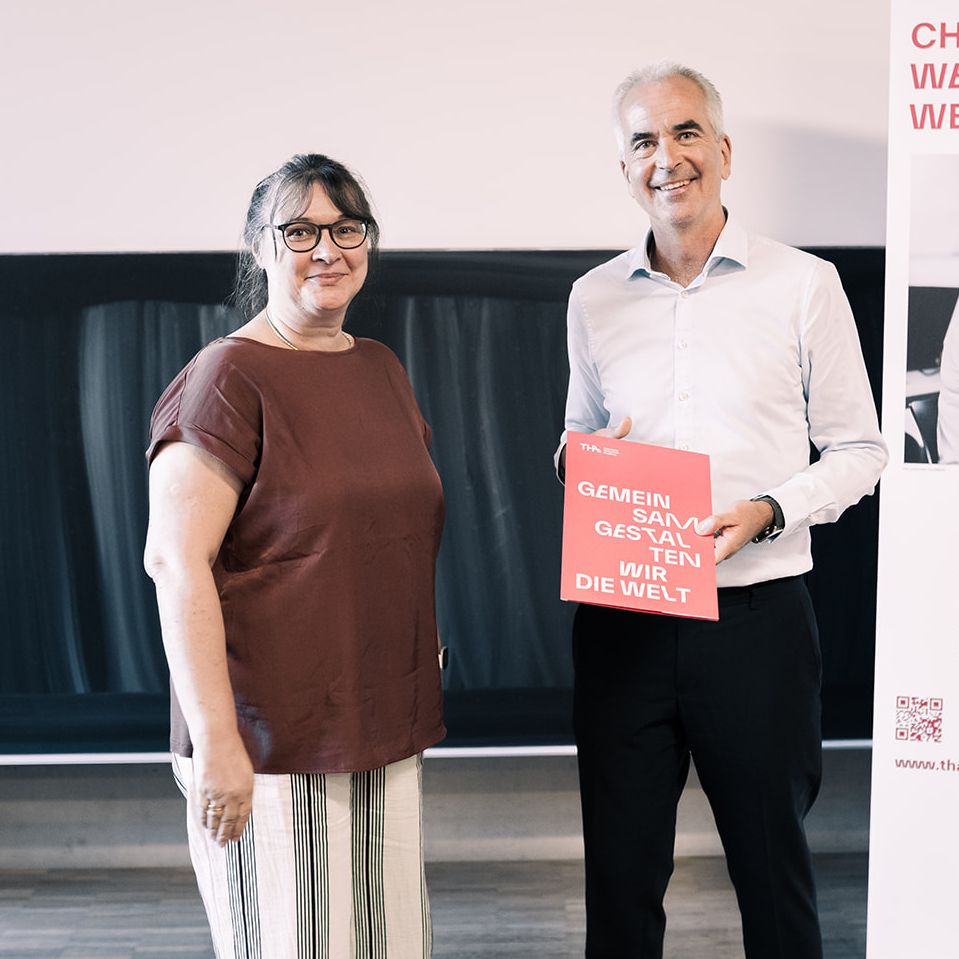 Absolventin Tatjana Kuzmin gemeinsam mit Prof. Dr. Clemens Espe bei der Zeugnisverleihung Absolventin Tatjana Kuzmin gemeinsam mit Prof. Dr. Clemens Espe bei der Zeugnisverleihung