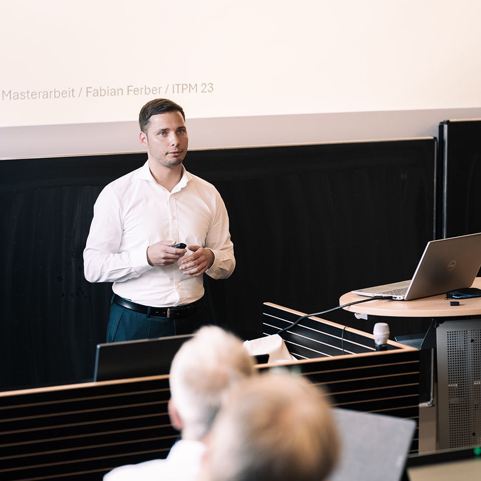 Absolvent Fabian Ferber bei der Präsentation seiner Masterarbeit auf der Absolventenfeier 2026. Absolvent Fabian Ferber bei der Präsentation seiner Masterarbeit auf der Absolventenfeier 2026.