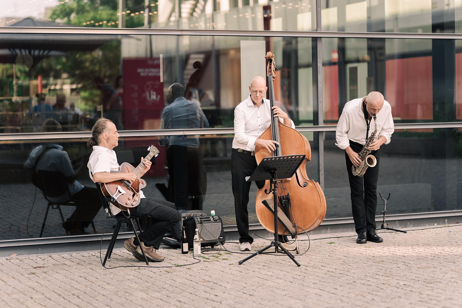Musiktrio bei der Absolventenfeier 2026 des berufsbegleitenden Studiengangs IT-Projekt- und Prozessmanagement Musiktrio bei der Absolventenfeier 2026 des berufsbegleitenden Studiengangs IT-Projekt- und Prozessmanagement