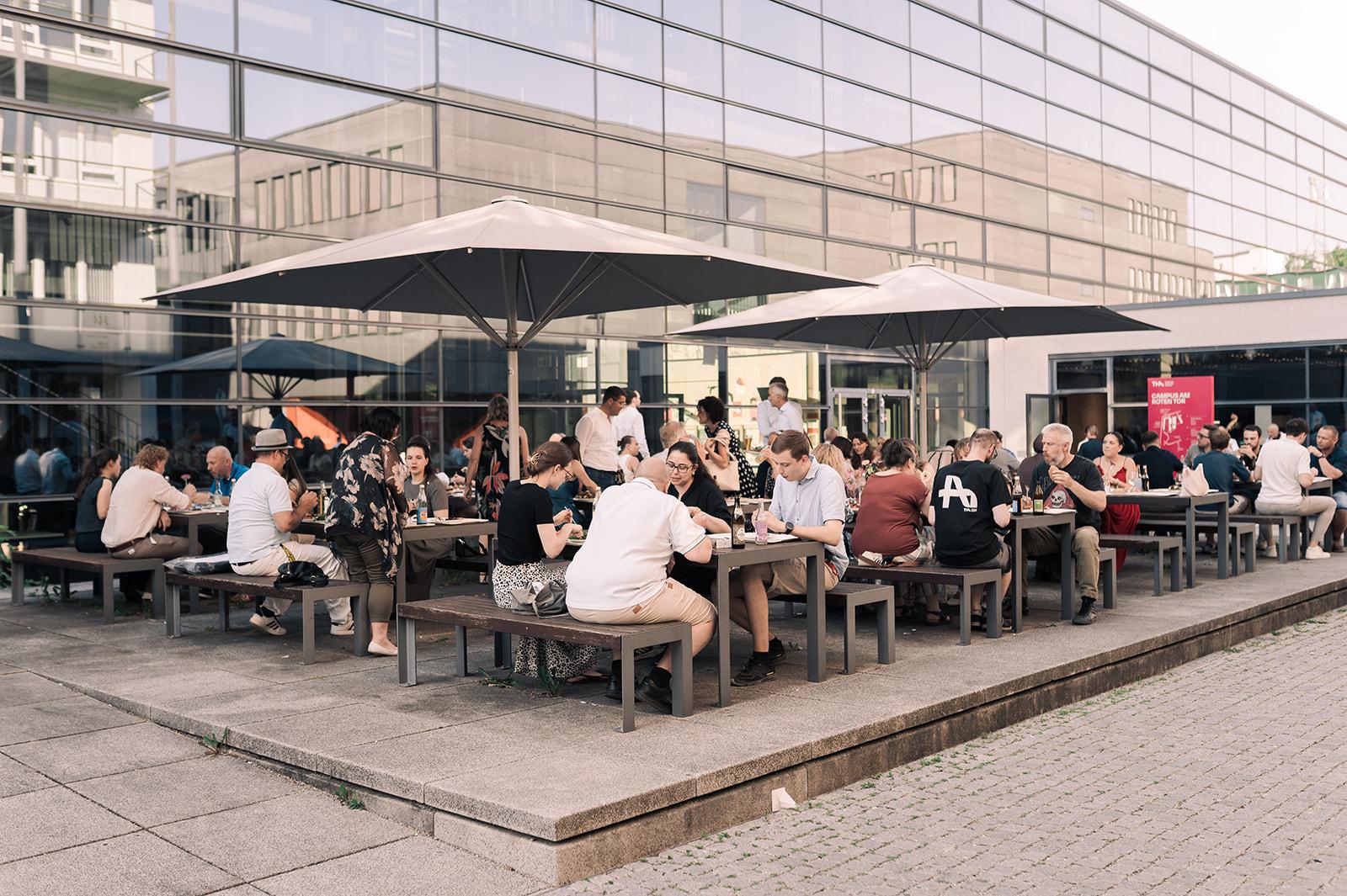Gemeinsamer Ausklang bei der Absolventenfeier 2026 des berufsbegleitenden Studiengangs IT-Projekt- und Prozessmanagement Gemeinsamer Ausklang bei der Absolventenfeier 2026 des berufsbegleitenden Studiengangs IT-Projekt- und Prozessmanagement