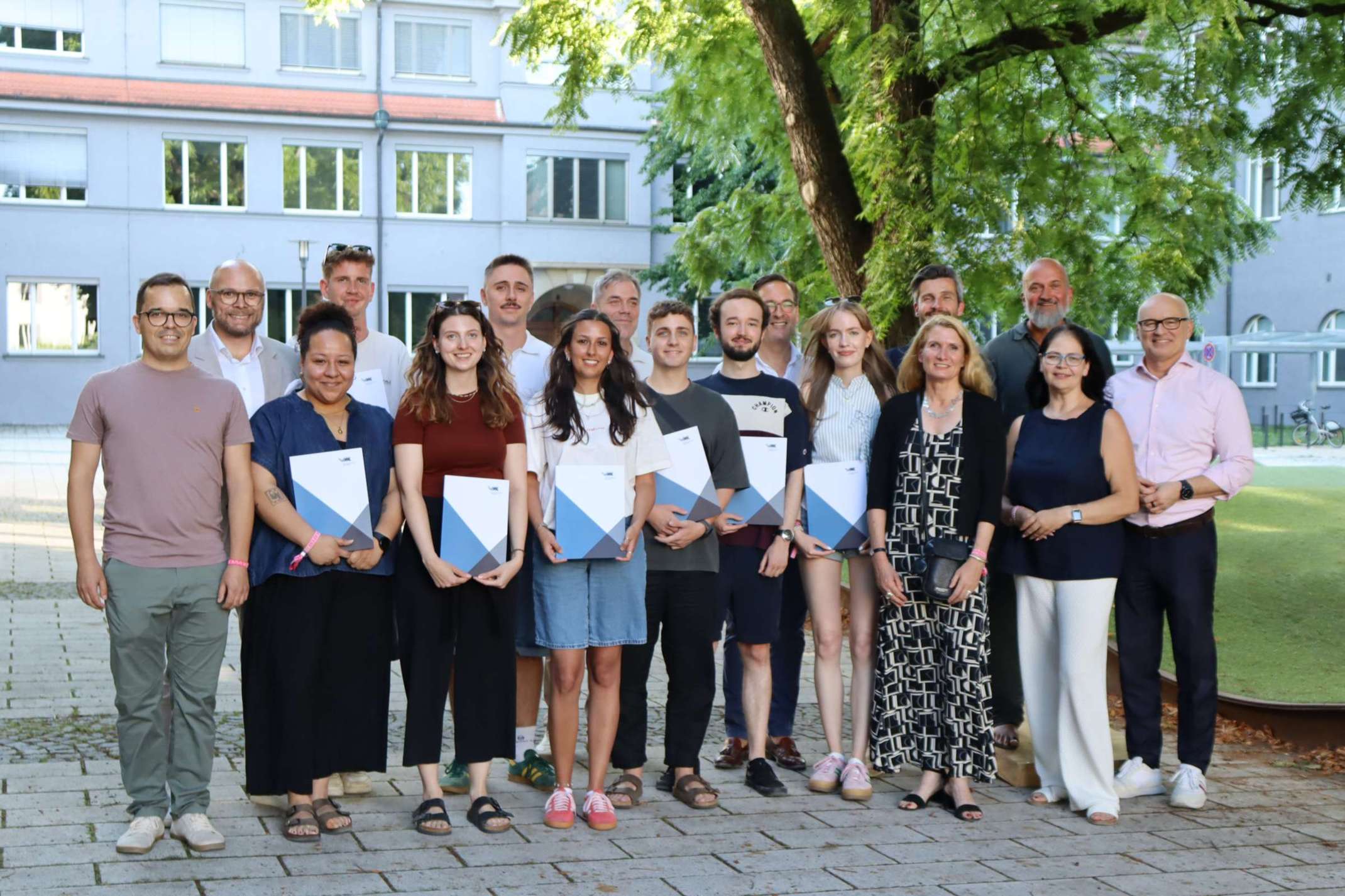 Gruppenfoto mit den Gewinner:innen
